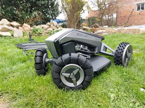 Mașină de tuns iarba robotizată EcoFlow Blade în teste practice