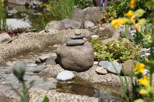 Construire un ruisseau avec des pierres