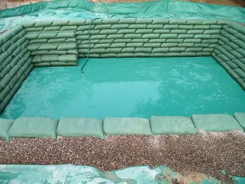 Lay pond liner without wrinkles