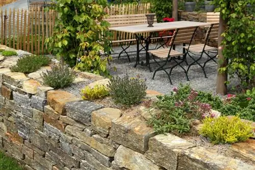 Jardín con muro de piedra