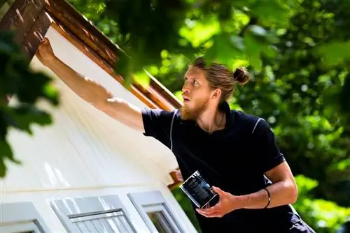 Verf die tuinhuis in grys en wit: nuwerwetse kleurontwerp