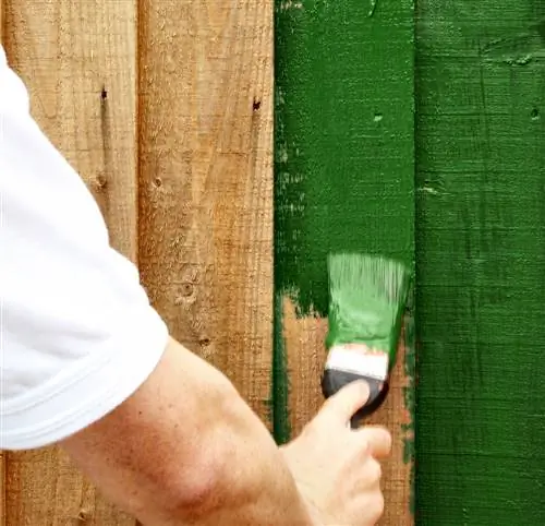 pintando la casa del jardín