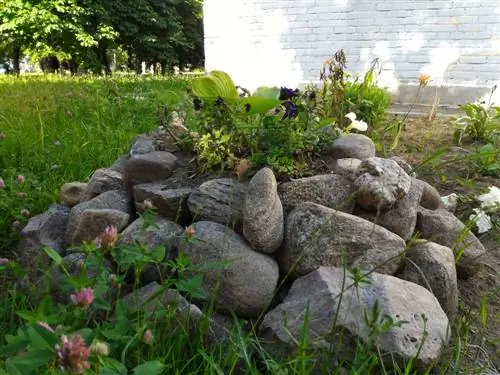 Cama elevada hecha de piedras de campo: natural, duradera y hermosa