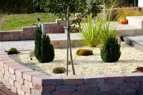 Front garden design: grasses & gravel for a modern flair