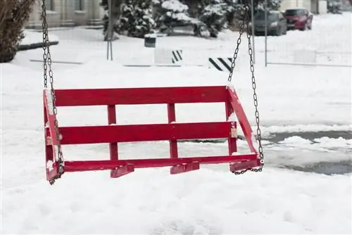 Build your own Hollywood swing out of pallets