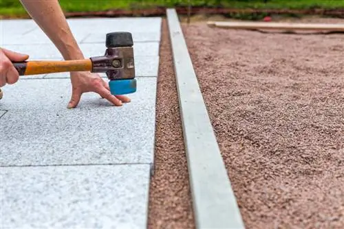 Tuinpaadjies gemaak van natuurlike klip: elegante ontwerp en duursame bedekking