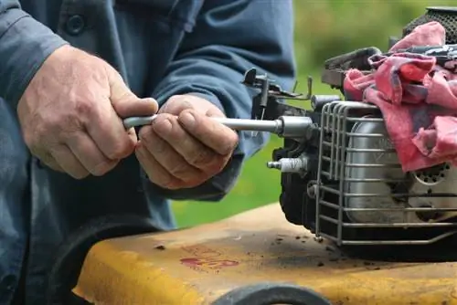 Adjusting the lawn mower carburettor