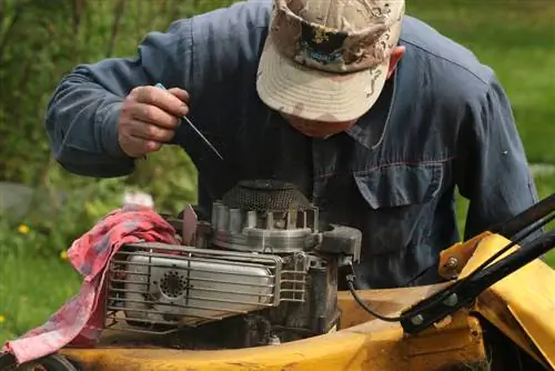 Lawnmower spits oil from the exhaust: What to do?