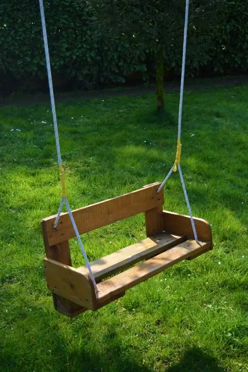 Garden swing made of pallets: Sustainable, stable and comfortable