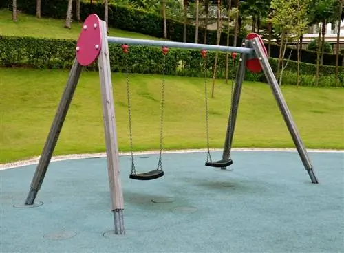 Safe climbing: to encase the climbing frame in concrete or not?