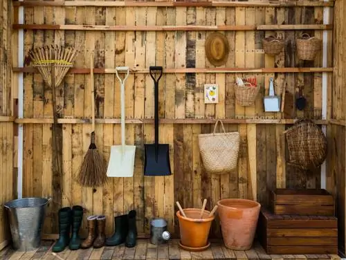 Hang up garden tools: create order and save space