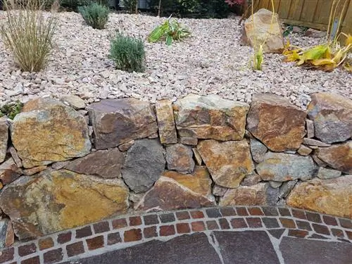 Build your own garden wall out of natural stone: step by step