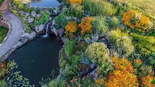 Menghubungkan 2 kolam dengan aliran sungai