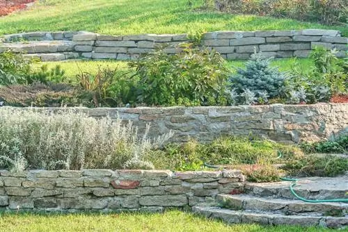 Step by step: Set your own granite bed border