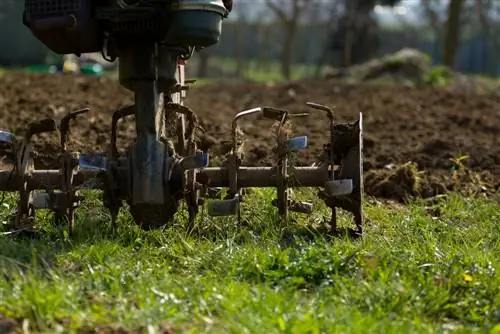 scavare il prato con una fresatrice