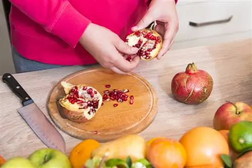 Gentle & clean: remove the seeds from the pomegranate without splashing juice