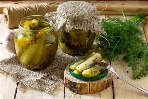 Canning koj tus kheej pickled cucumbers