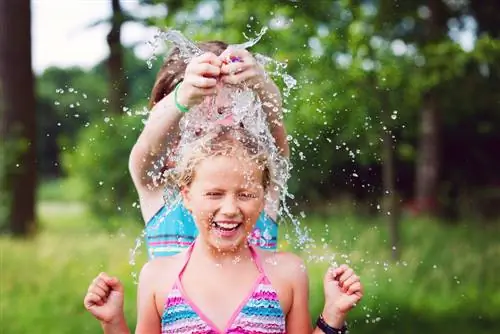 giochi d'acqua con la famiglia