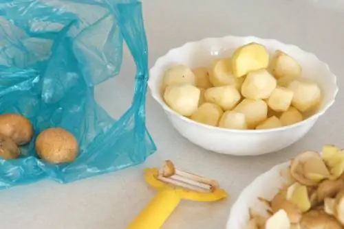 Eplucher les pommes de terre nouvelles