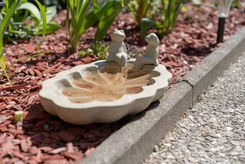 Piedra fundida para baño de pájaros