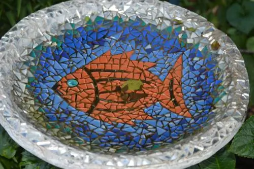 Make your own bird bath with mosaic: simple instructions