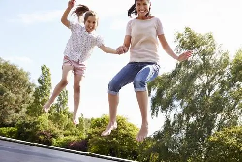 Sports in the garden: effective workouts for the whole family