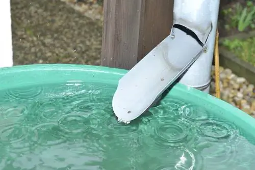 Connectez le baril de pluie à la gouttière