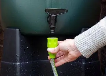 Watering effectively: Connect the rain barrel and hose correctly