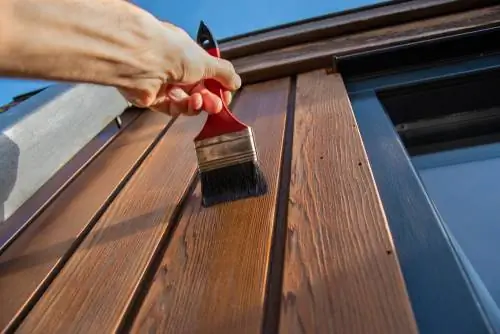 pintando la casa del jardín