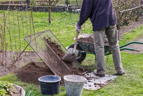 Peneirar o solo do jardim: dicas práticas para solo mais solto