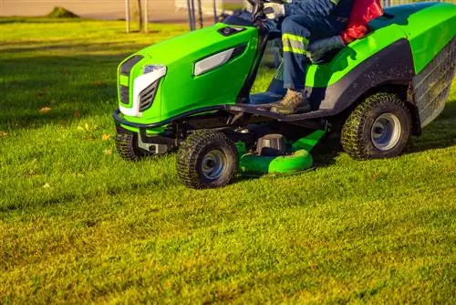 mbledhja e gjetheve me një traktor lëndinë