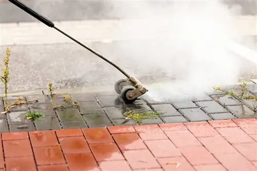 verwijder onkruid met heet water