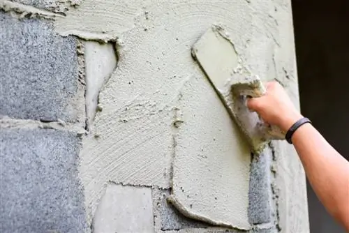 Enlucir el muro de un jardín hecho con piedras de encofrado: así es como se puede hacer