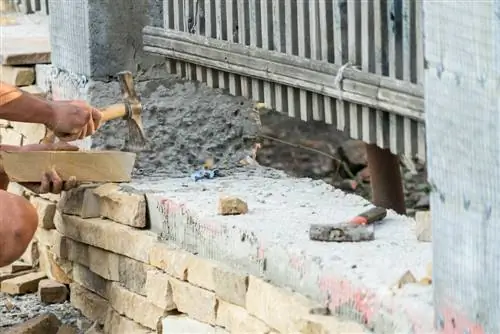 Een tuinmuur renoveren: hoe je vervallen muren kunt verfraaien