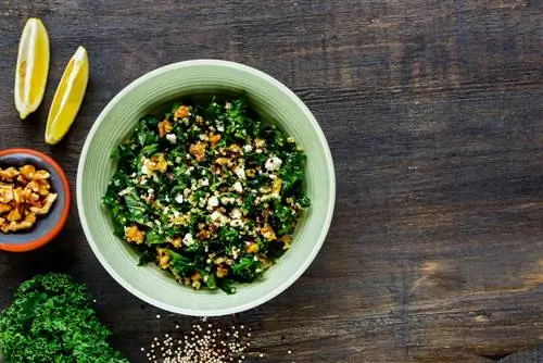 Salad kangkung dengan feta: temukan kembali makanan super