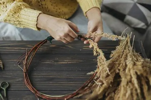 Ua pampas nyom wreath Kauj Ruam 2: Weave lub pampas nyom fronds rau hauv willow wreath