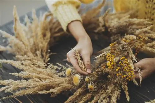 Gumawa ng pampas grass wreath Hakbang 3: Magdagdag ng mga tuyong bulaklak