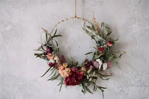 Wreath ua los ntawm paj qhuav xws li eucalyptus thiab roses