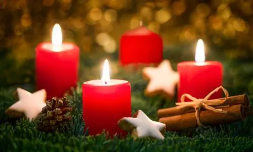 Lilin karangan bunga Advent menyala secara merata