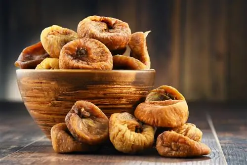 How many dried figs should you consume daily?