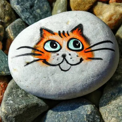 Piedra pintada con motivo de gato.