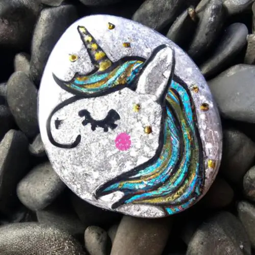 Unicornio pintado sobre una piedra.