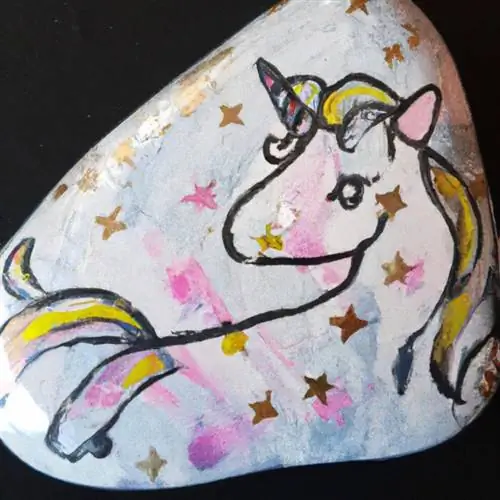 Unicornio pintado sobre una piedra.