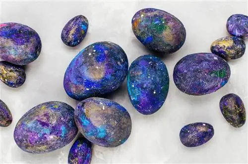 Piedras pintadas con un patrón de galaxias.