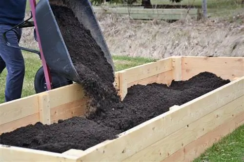 Verskil tussen verhoogde beddinggrond en plantgrond